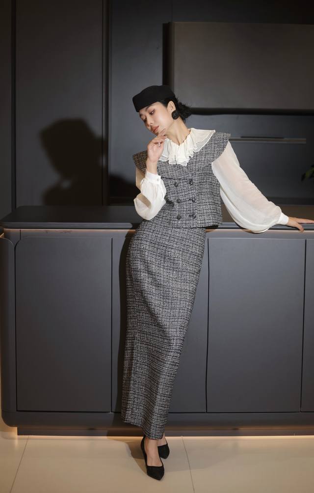 Set Shirt: This outfit stands out at the intersection of retro and elegance. Th