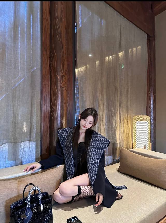 Dio*Classic monogram custom logo coat with full texture and the upper body effec