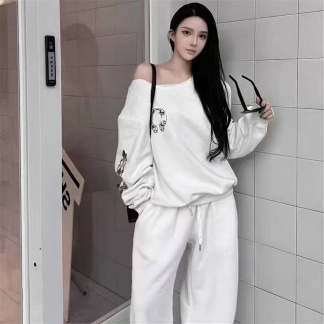 Chrome Hearts off-shoulder sweatshirt and straight-leg sweatpants set! American