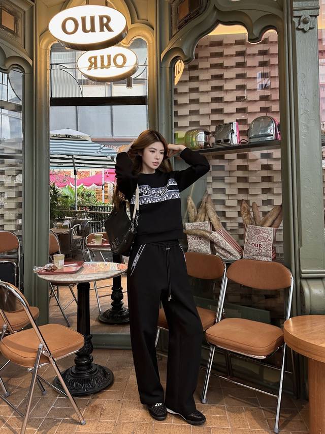 25Ss new suit is slimming and stylish, an elegant piece. A wardrobe essential! T