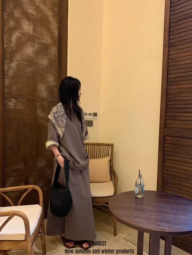 Fashionable and stylish printed shawl casual skirt suit. Classic straight-tube w