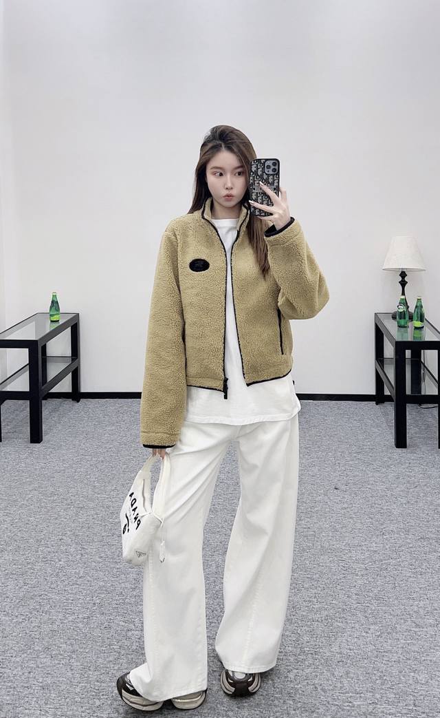 25Ss New lambskin coat with soft, comfortable and fashionable style. Stand-up co