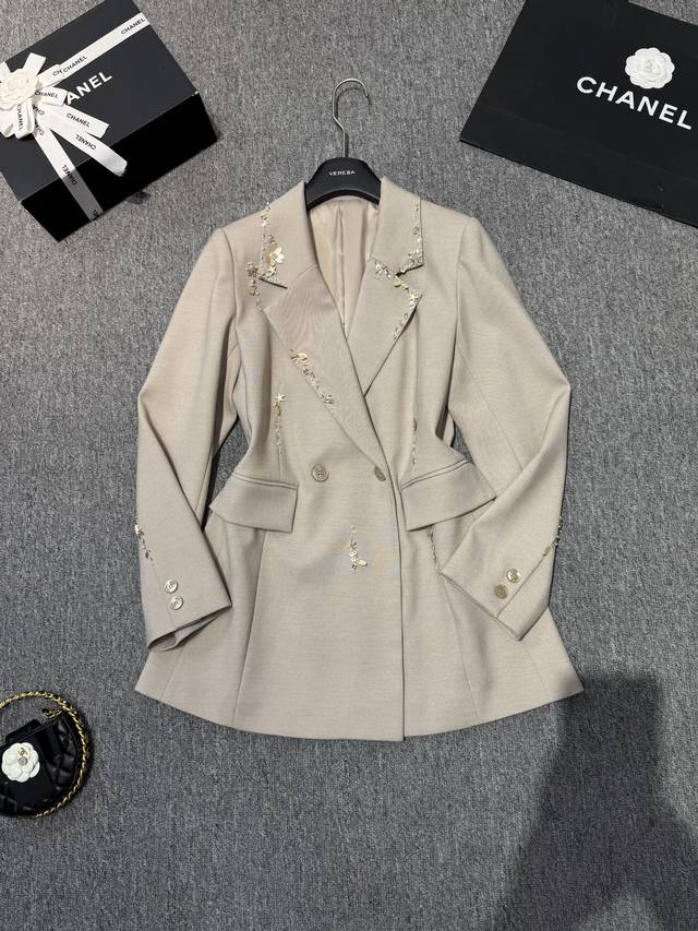 High-end, stylish suit! Luxurious! Stylish! Purely handmade! A stylish, elegant