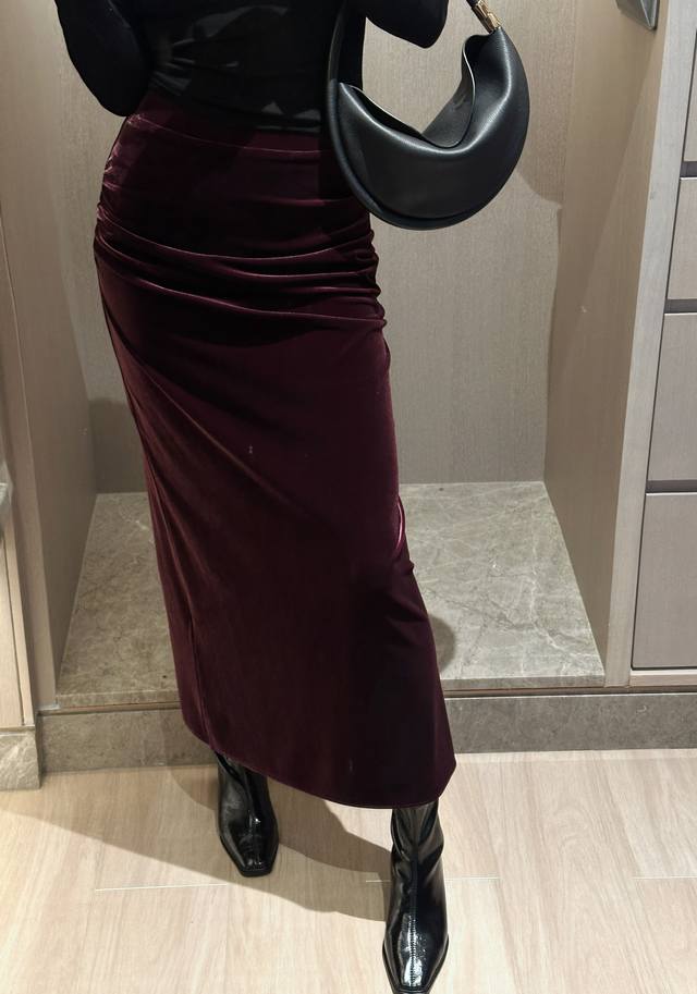 25 New arrival for Fall/Winter The top is in amazing shape Elastic waist pleated