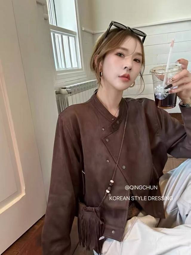 The heavyweight deerskin velvet stand-up collar jacket with oblique buttons is