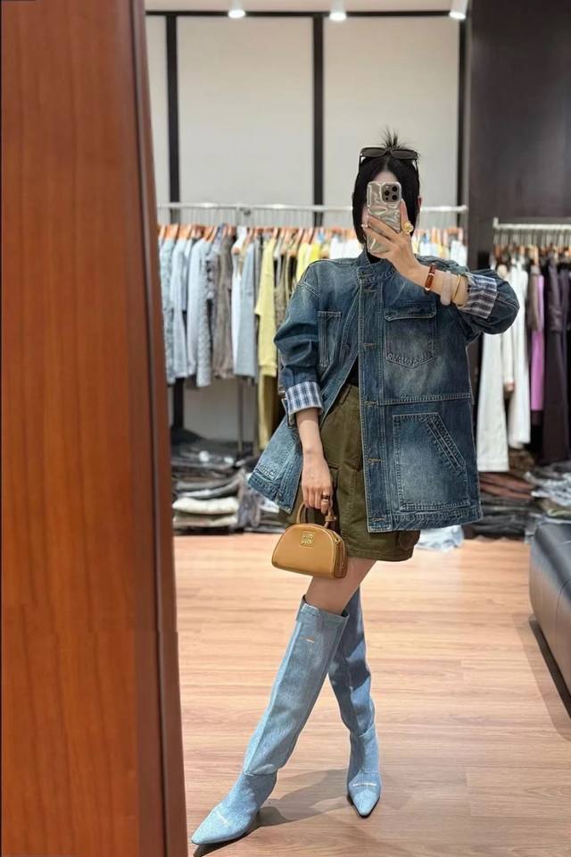 Early autumn denim jacket outfit, classic washed denim jacket, casual contrast