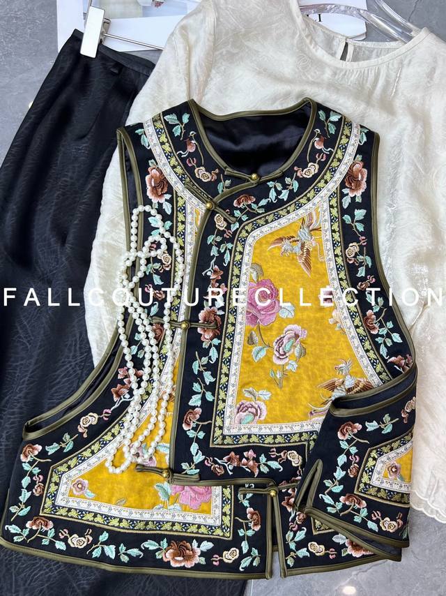 Exquisite and lifelike floral embroidery new silk Chinese vest full of high-end