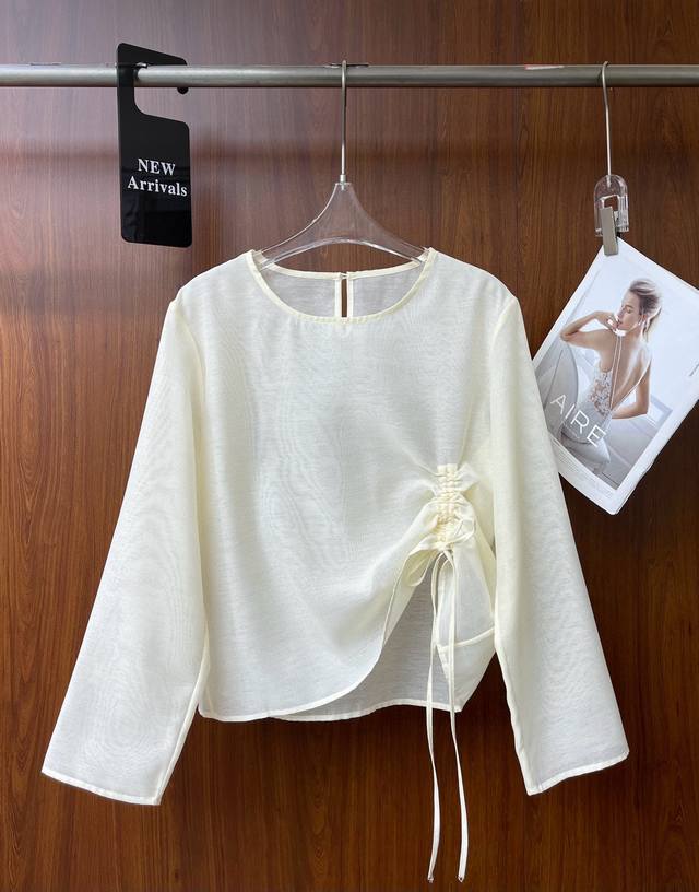 High-end sunscreen blouse with a stylish and luxurious design. This light and br
