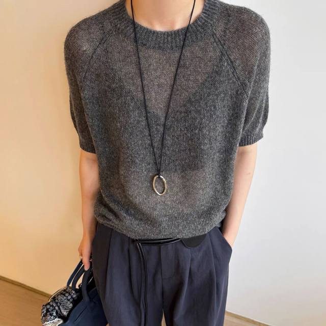 Fashionable lazy and relaxed wool sweater with loose H silhouette, interpreting