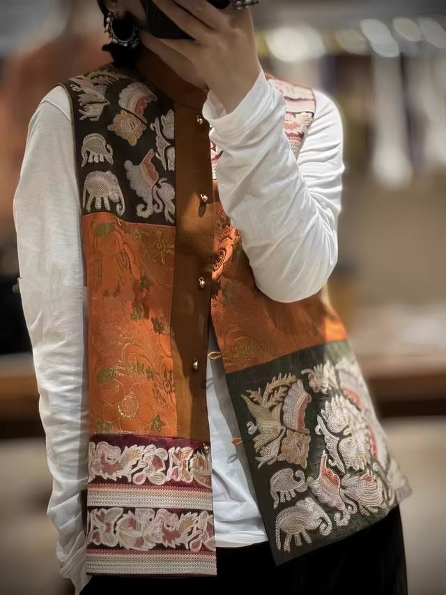 Unbeatable hot item exquisite Chinese embroidery patchwork leather vest with exq