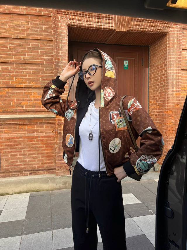 Louis Vuitto* 2025Fw new suit show. This reversible jacket features a printed ef