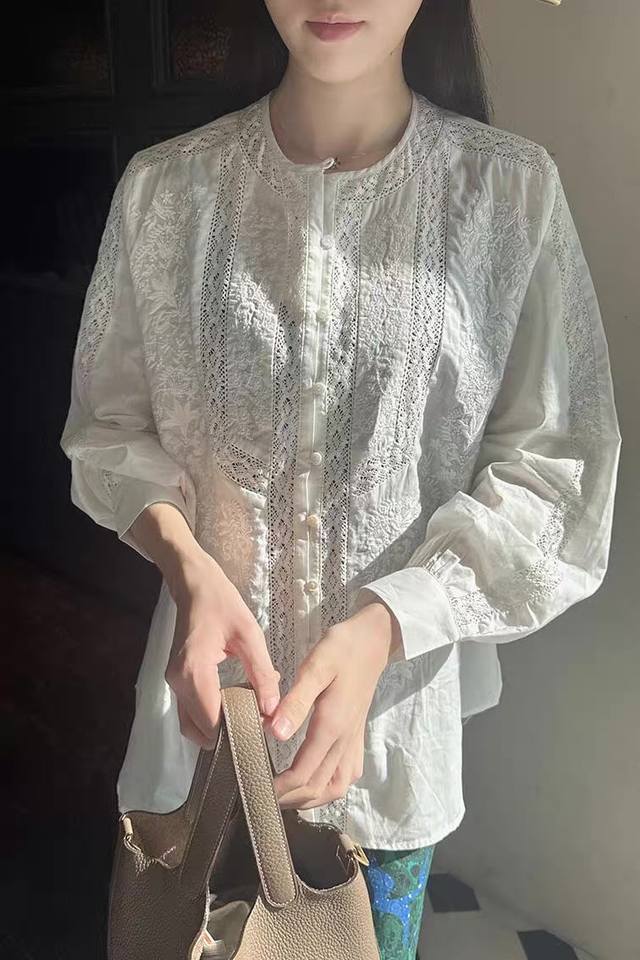 2025 autumn new French heavy embroidery and hollow loose round neck shirt. The c