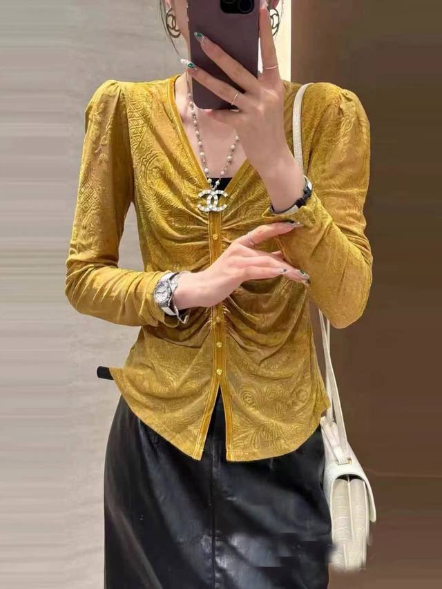 A versatile and stylish V-neck pleated jacquard top with a slimming look. The st