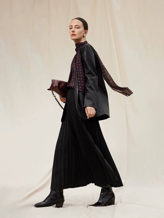 High-end elegant printed ribbon shirt for a slimming look. The irregular polka