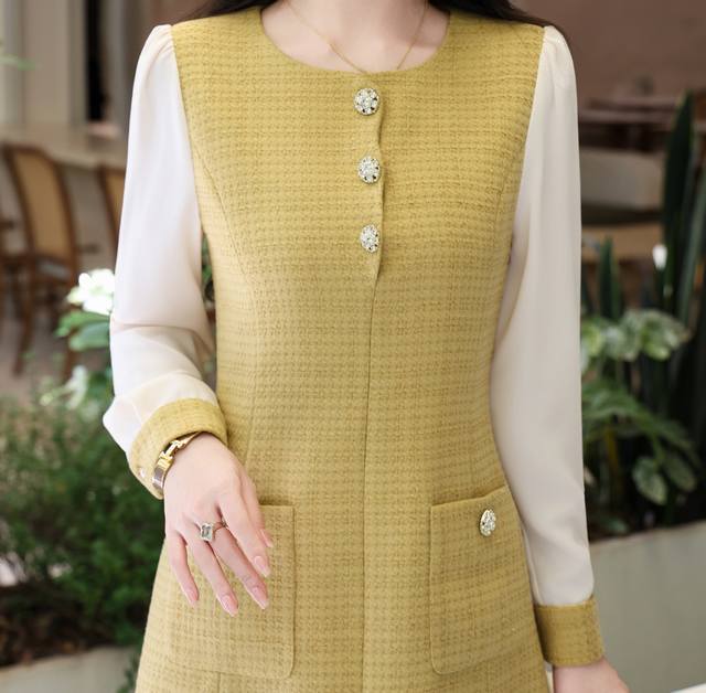 Simple long-sleeved dress with a small fragrance style, sweet and age-reducing,