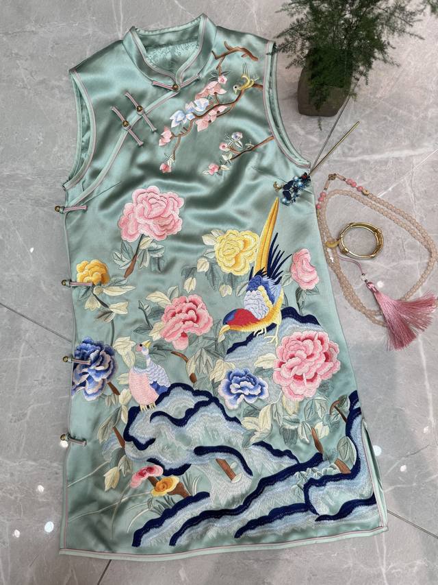 New Chinese style heavy embroidery flower blossoming wealth improved cheongsam