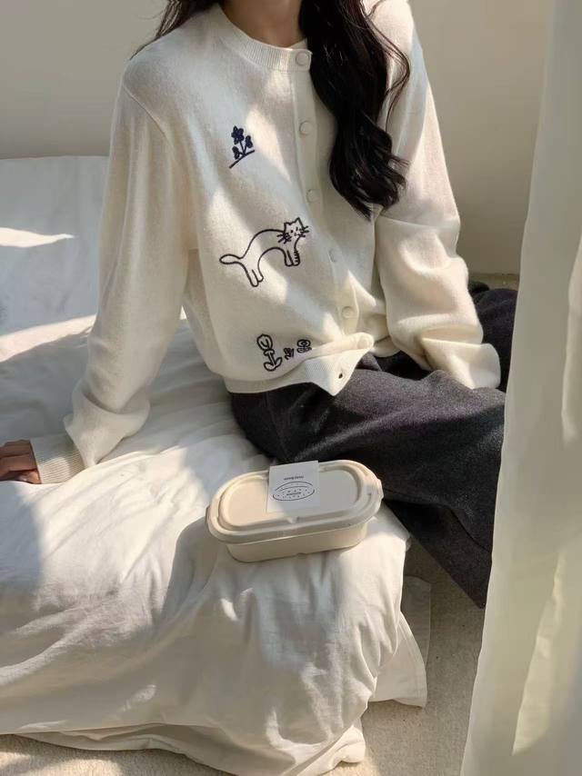 New all-wool hand-embroidered cat pattern cardigan