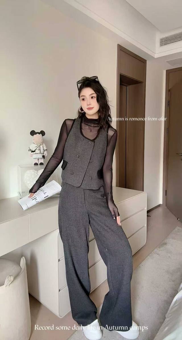 Minimalist and relaxed wool suit with a delicate velvety feel, it is just the r