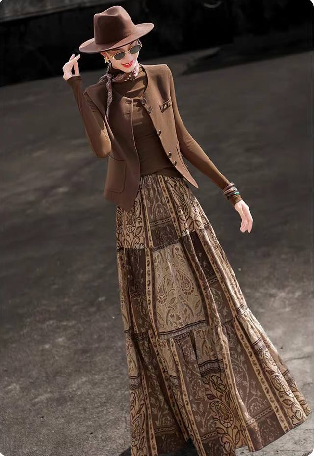 A celebrity-style retro two-piece suit. The top is a celebrity-style single-bre