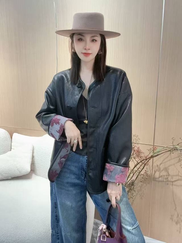 The hottest oil silk contrasting leather jacket is the most popular old-money c