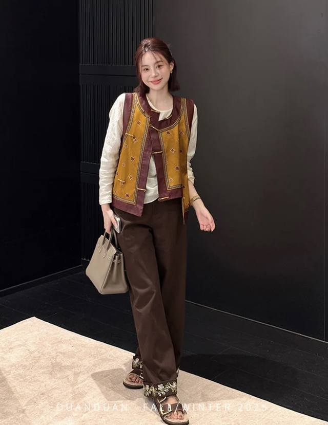 Silk red cloud yarn heavy jacquard vest Retro buttons meet brown and yellow nobl