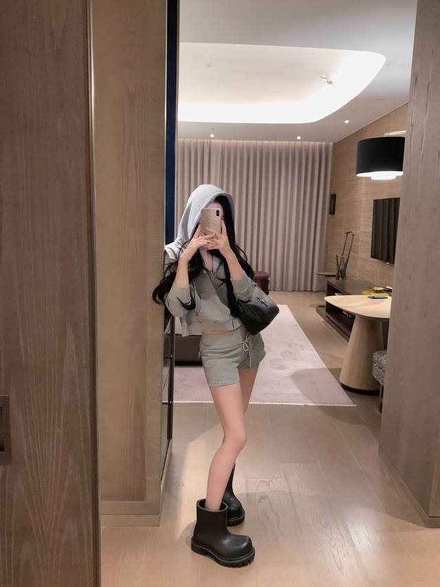 25.Ss Model real shot has been added to the protection Cross leather label sweat