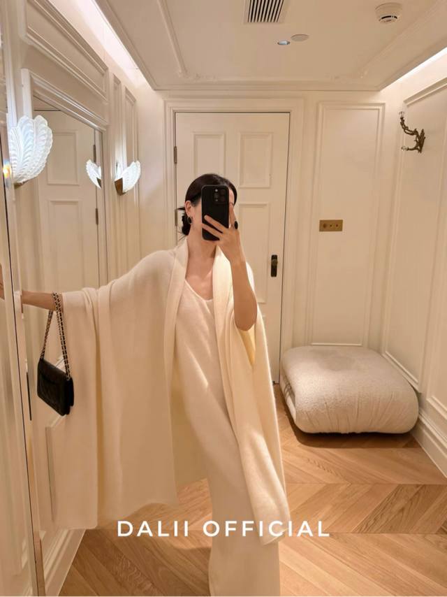 Heavyweight cape two-piece suit! Super atmospheric! So beautiful! Release the e
