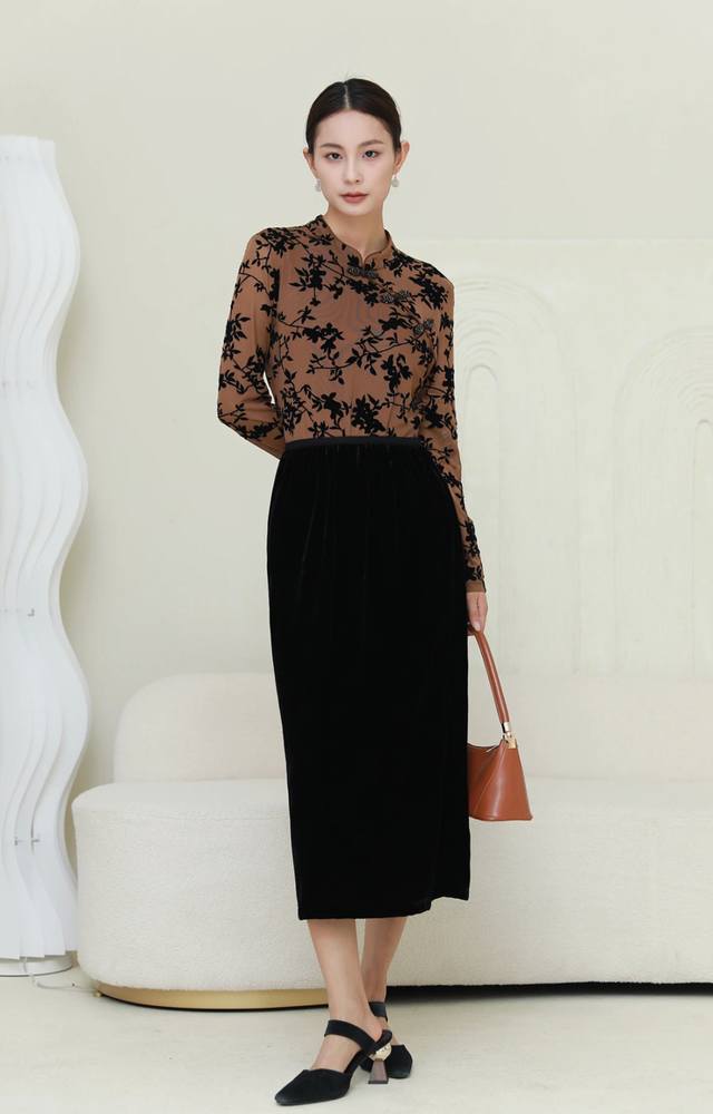 Minimalist and relaxed velvet skirt, with the unique delicate luster of deep an