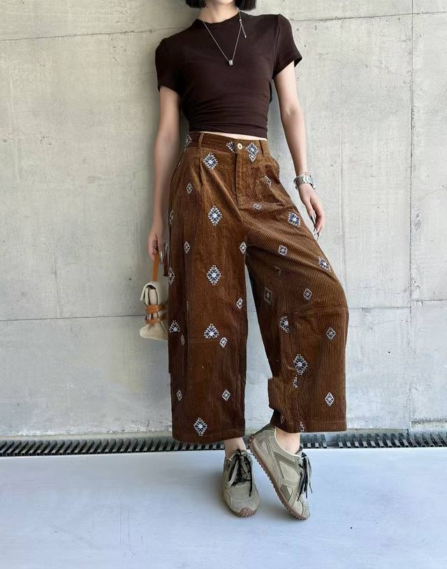 High-end, beautiful and slimming corduroy harem pants. These pants are very sty