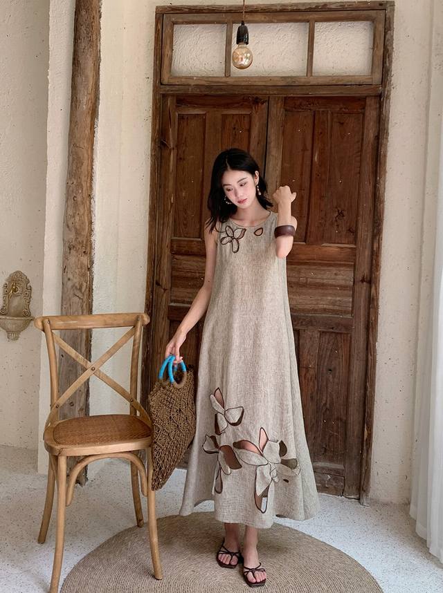 A loose and elegant hollow flower dress with a design that creates a lazy yet ex