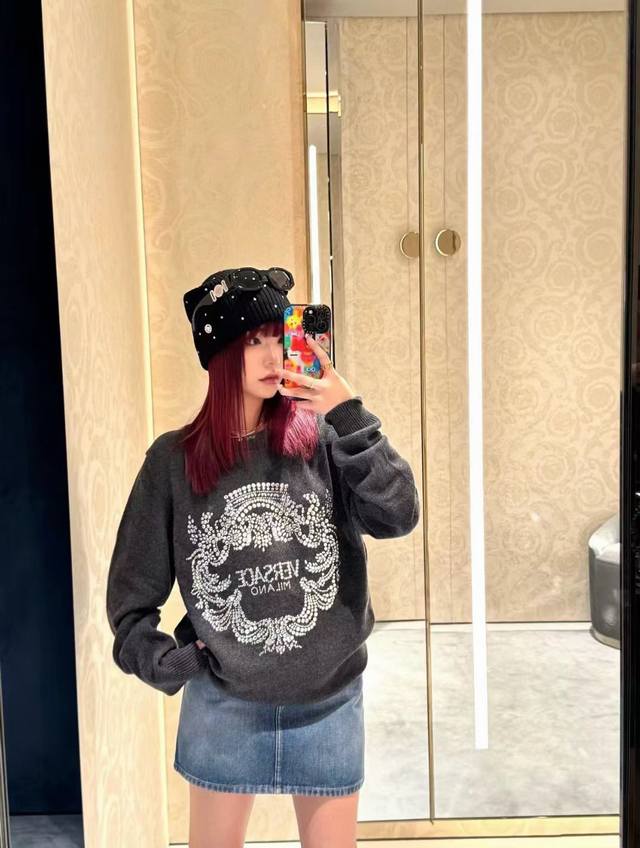 New Verac* Badge Embroidery Diamond Round Neck Sweater Long Sleeve