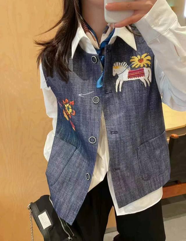 High-end heavy-duty pony embroidered denim vest with a sharp silhouette and a f