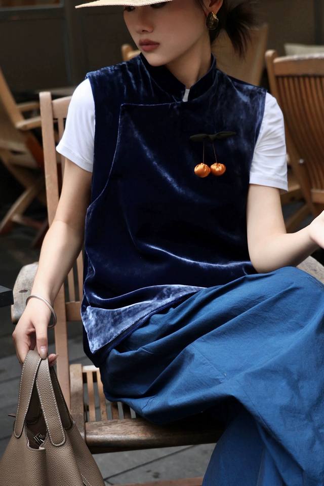 New Chinese style three-dimensional cherry decorated velvet vest, simple and el