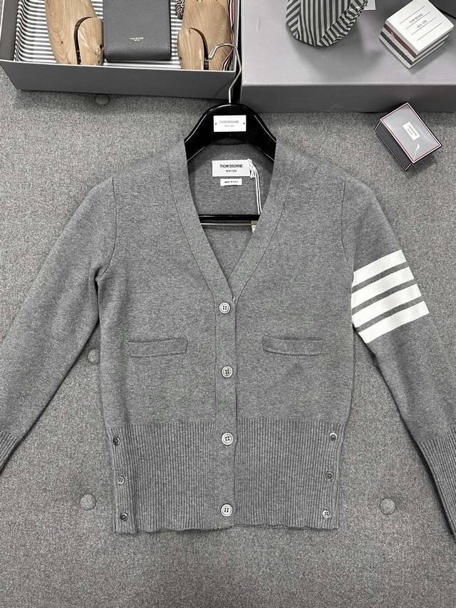 The same cardigan as Wang Xinling, , is finally available in gray~ Wang Xinling