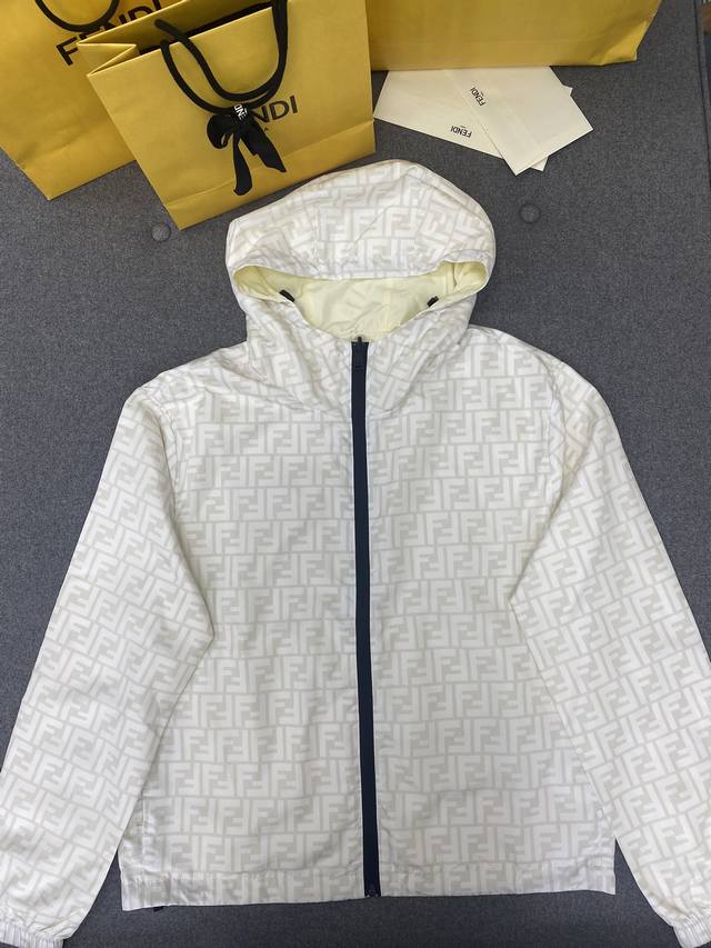 White nylon double-sided jacket is shipped in white, which is more fashionable t