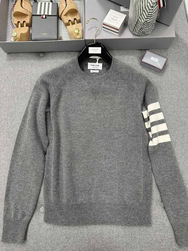 Autumn and Winter Cashmere Pullover To keep warm in autumn and winter, a cashmer