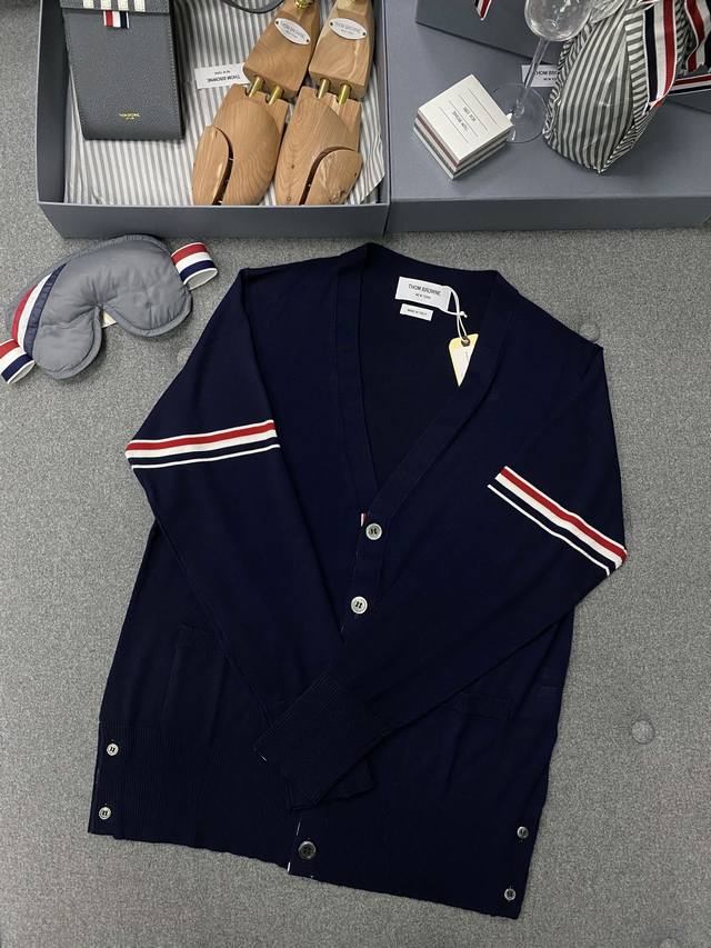 Wool Collar Knit Cardigan The most stylish wool cardigan with a double-sleeved