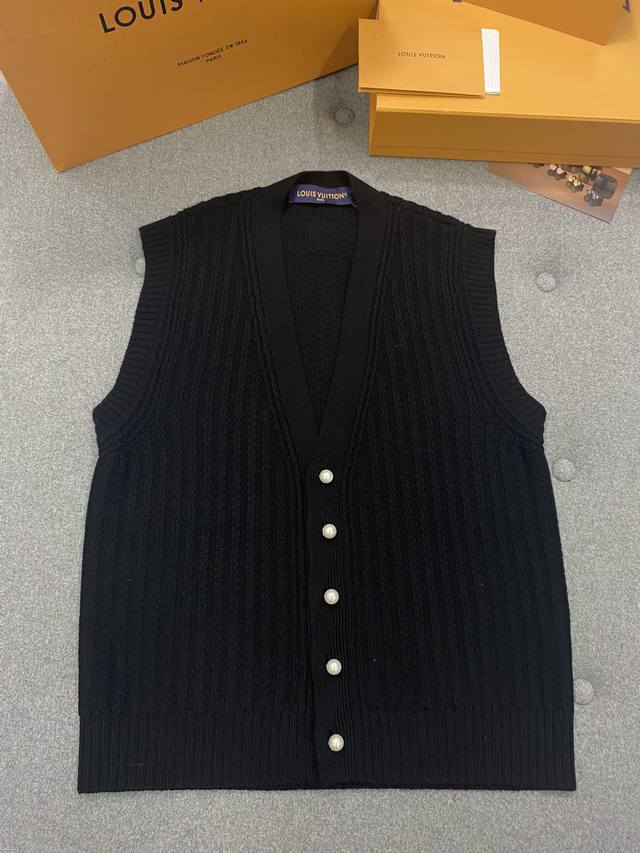 Collared Cable Knit Wool Vest The new Pharrell Dong first release is fashionabl