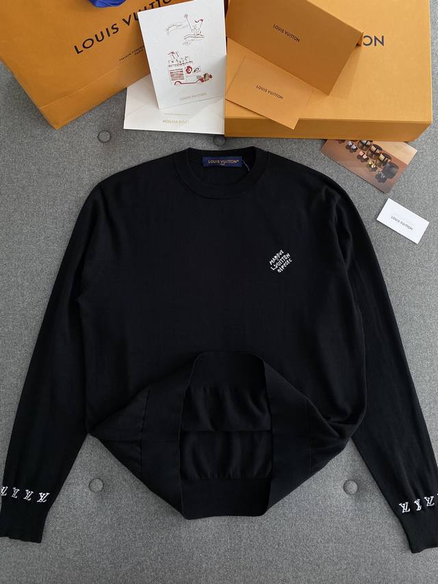 Cotton long-sleeved round neck shirt is a continuation of the best-selling short