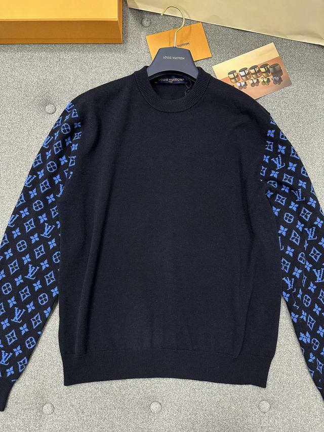 Cashmere blended crew neck sweaterThe blue crew neck sweater is also shipped. Th