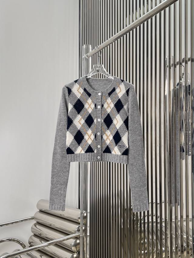 Actual photos! Latest pr 25New gray diamond pattern knitted cardigan. Size: Sml