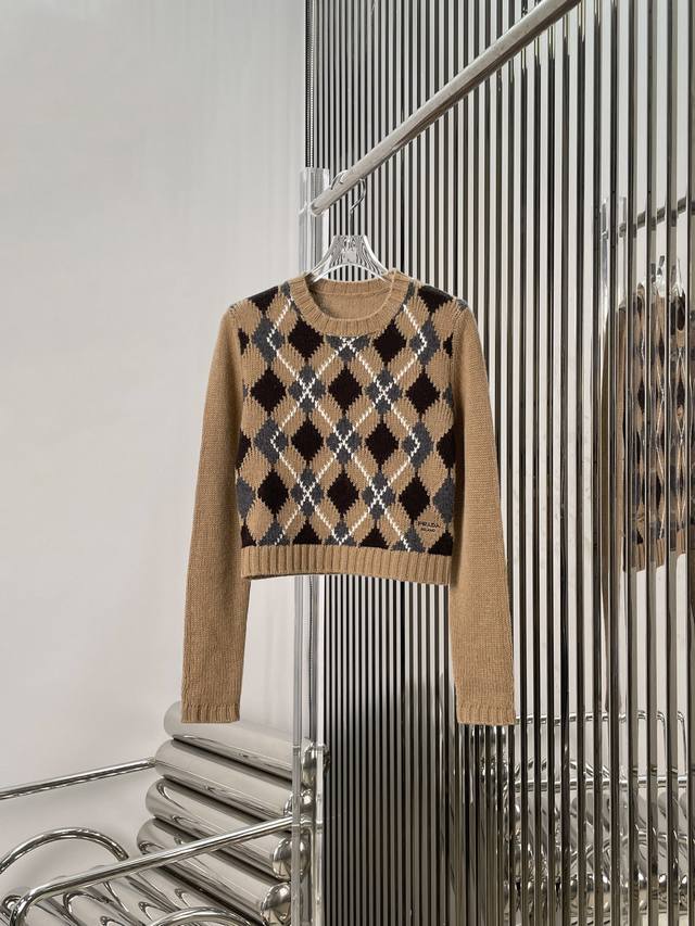 Actual photos! Latest pr 25New Maillard color khaki plaid knit top. Size: Sml.