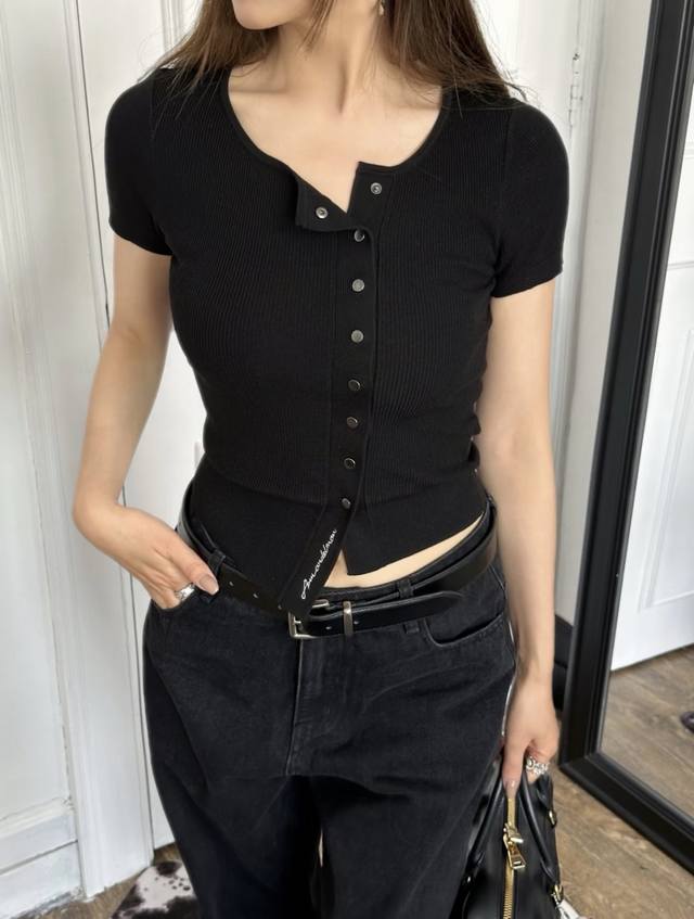 New! Latest Ann 25New irregular letter embroidered knit short-sleeved top. Colo