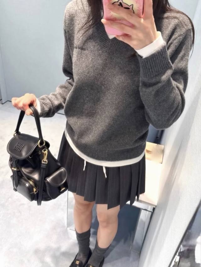 New! Latest Miu 25New T-shirt fake two-piece sweater. Size: Sml.