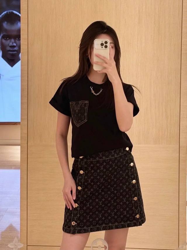 New! Latest L 25 New denim pocket chain T-shirt. Size: Sml.