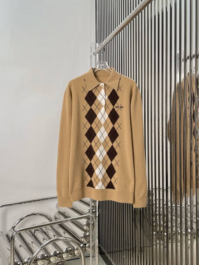 Actual photos! The latest Miu 25New diamond pattern knit lapel polo top. Size: