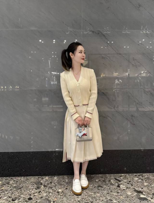 New! Latest Tb 25New red, white and blue striped overlock knit cardigan. Size: