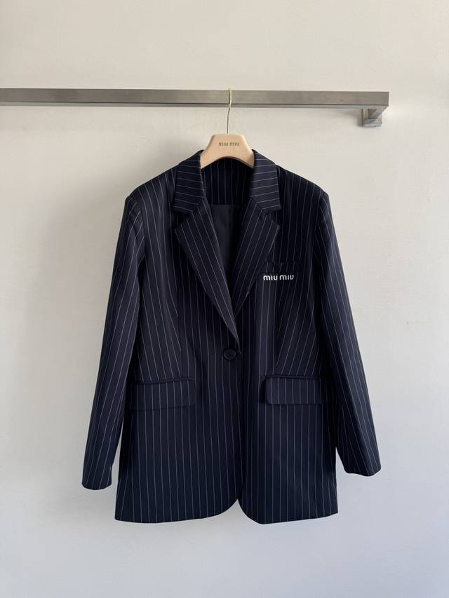 Miumi* 25Fw's new fall/winter silhouette striped blazer features a lustrous, hig