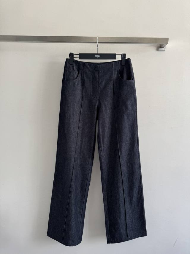 Fend* 25Fw's new trousers feature a leather logo on the back and a unique color