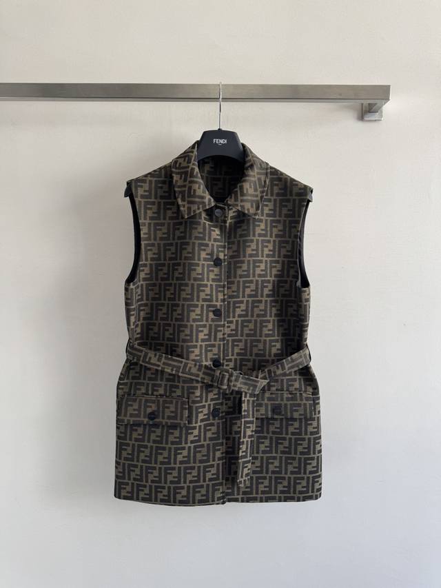 Fend* 25Fw's new jacquard vest is custom-made with Yb jacquard material, creatin